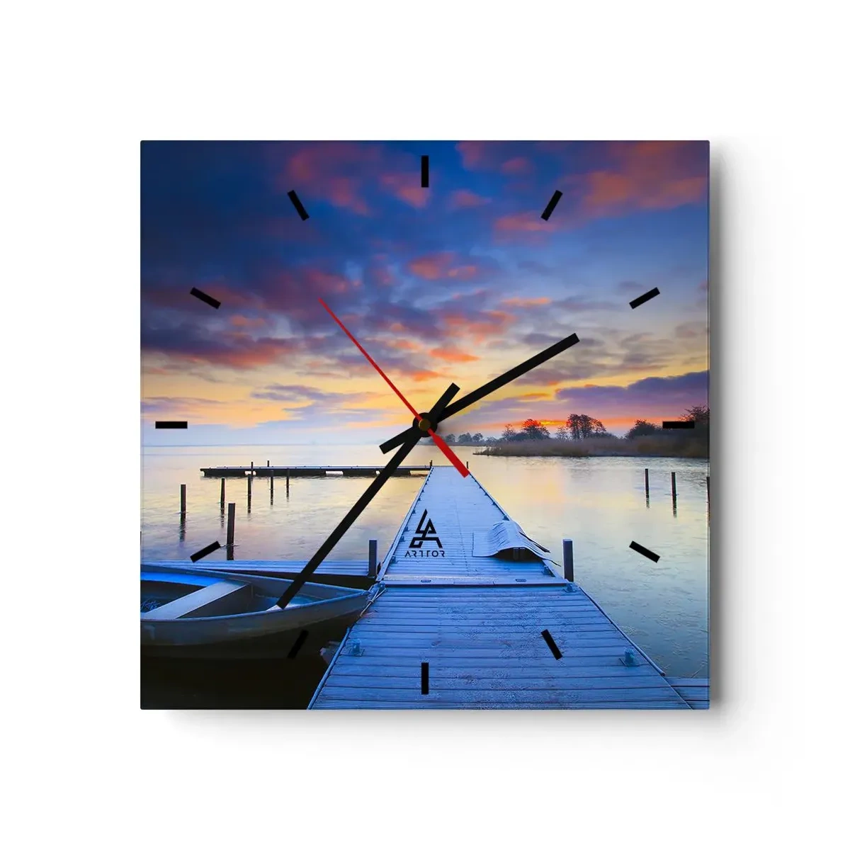 Orologio da parete - Orologio in Vetro - Un molo sul lago al tramonto con una barca sulla riva - 30x30cm - Tranquillità violacea e dorata - Decorazione murale moderna per soggiorno e camera da letto ARTTOR
