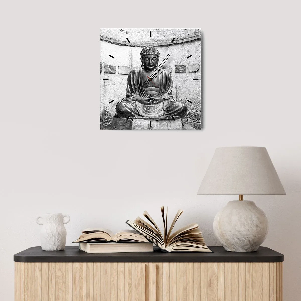 Orologio da parete - Orologio in Vetro - Statua del Buddha in bianco e nero in posa meditativa - 30x30cm - Alla fonte della pace - Decorazione murale moderna per soggiorno e camera da letto ARTTOR