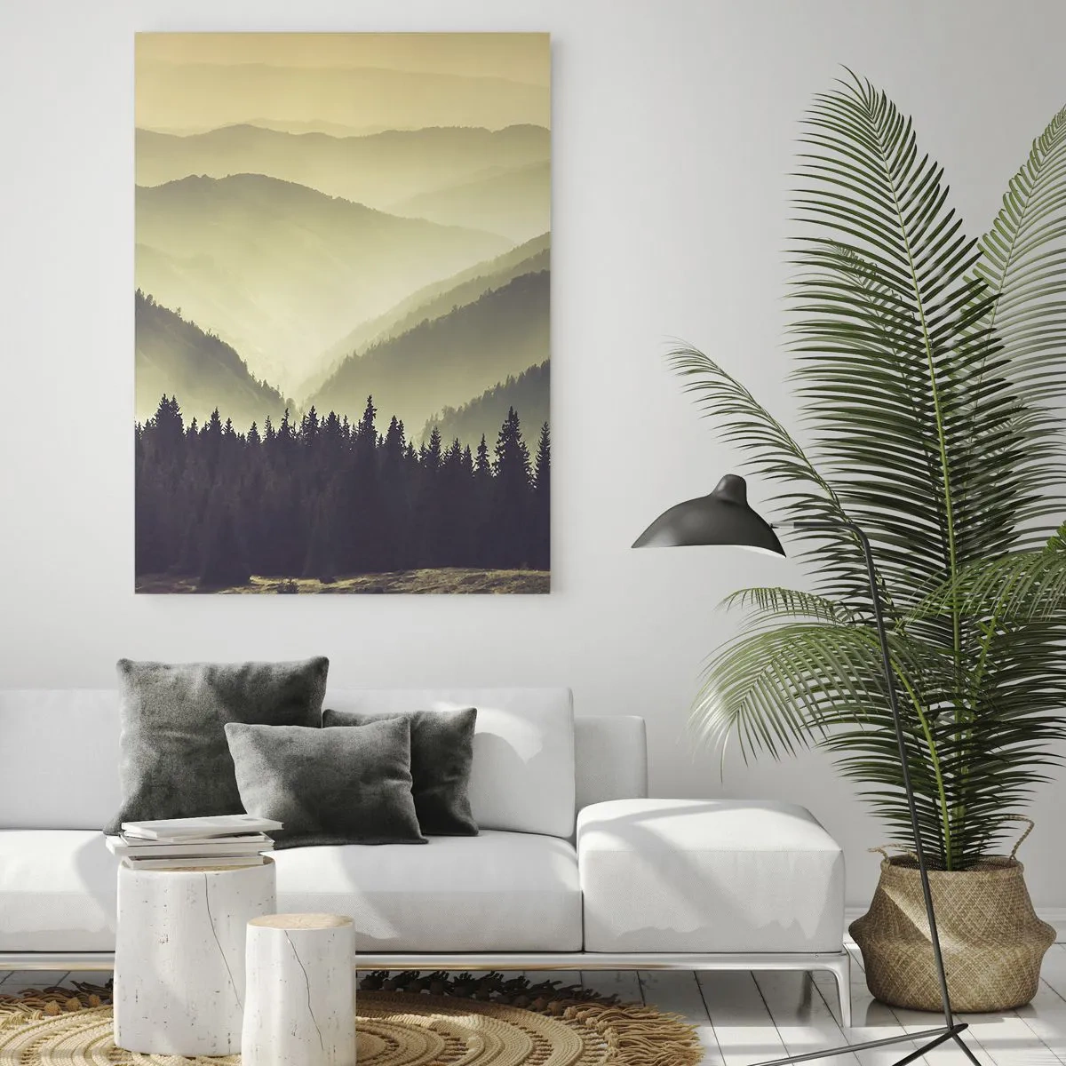 Quadro su vetro - Pittoresche catene montuose avvolte nella nebbia in una luce calda - 70x100cm - Dopo sette montagne… - Decorazione murale moderna per soggiorno e camera da letto ARTTOR