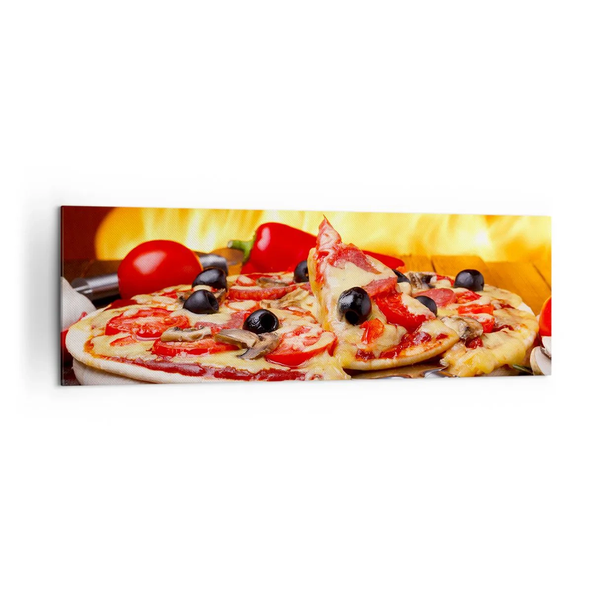 Quadro su tela - Stampe su Tela - Pizza con olive, pomodori e peperoni su sfondo di fiamme - 160x50cm - From Italy with love - Decorazione murale moderna per soggiorno e camera da letto ARTTOR