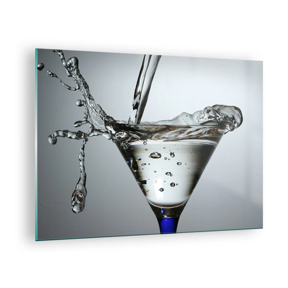 Quadro su vetro - Liquido in un bicchiere da martini che schizza su uno sfondo grigio - 70x50cm - Sul bordo della coppa - Decorazione murale moderna per soggiorno e camera da letto ARTTOR