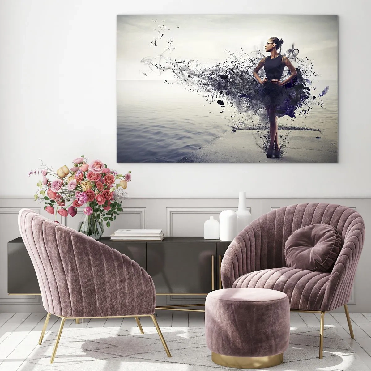 Quadro su vetro - Una donna con un vestito sfocato sullo sfondo di acqua calma - 120x80cm - Venere africana - Decorazione murale moderna per soggiorno e camera da letto ARTTOR