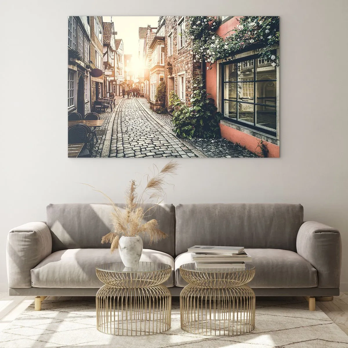 Quadro su vetro - Una strada affascinante con case popolari illuminate dal tramonto - 70x50cm - L'angolo delle rose nella luce rosata - Decorazione murale moderna per soggiorno e camera da letto ARTTOR