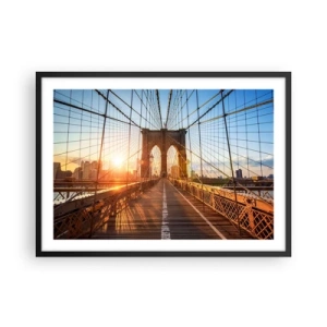 Poster in cornice nera - Il ponte alla luce del tramonto con vista sulla città - 70x50cm - Sul ponte d'oro - Decorazione murale moderna per soggiorno e camera da letto ARTTOR