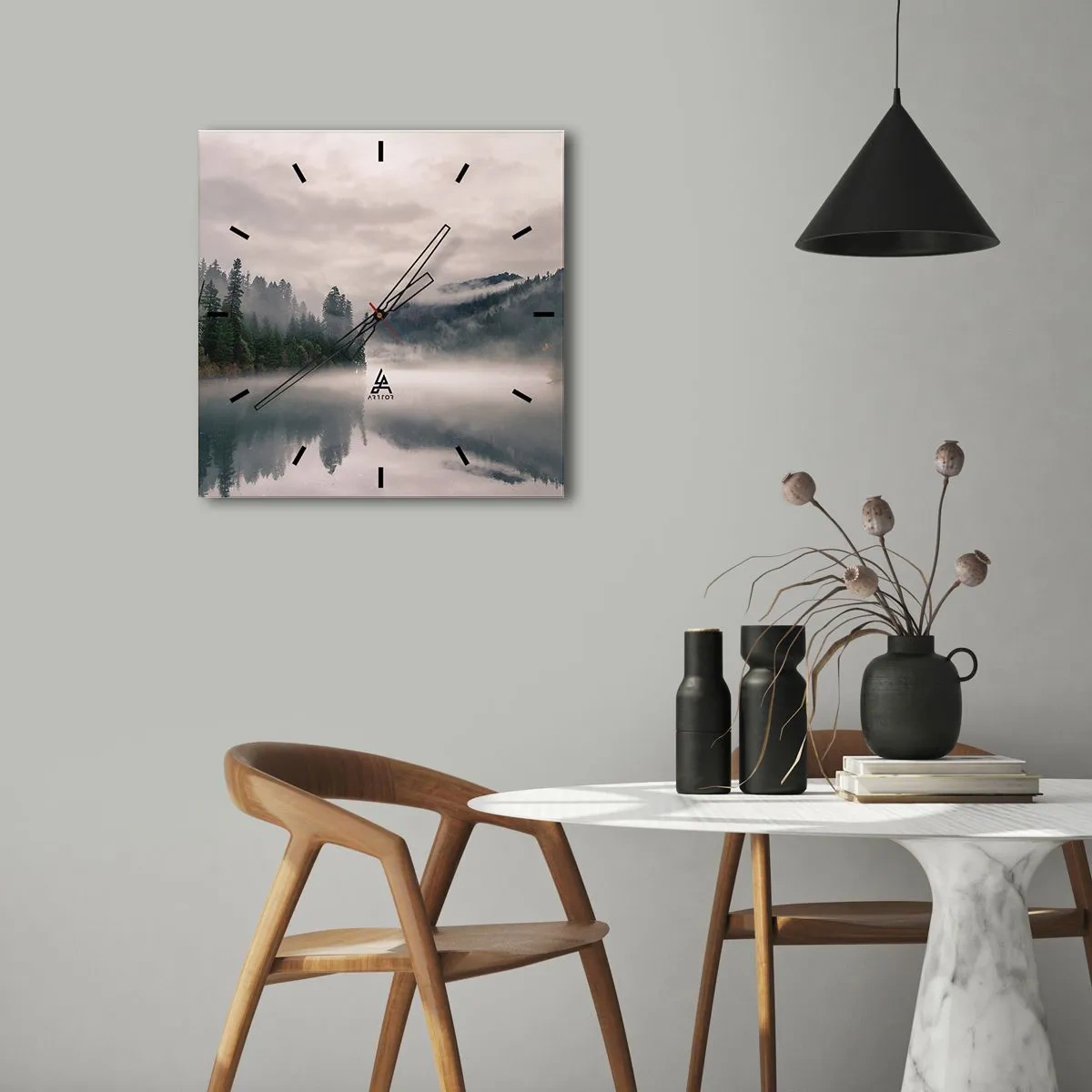 Orologio da parete - Orologio in Vetro - Una foresta nebbiosa riflessa in un lago calmo - 30x30cm - Riflettendo nella nebbia - Decorazione murale moderna per soggiorno e camera da letto ARTTOR