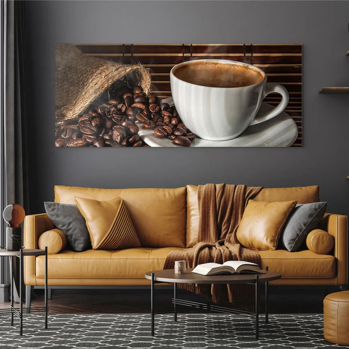 Quadro su vetro - Una tazza di caffè con chicchi su uno sfondo di bambù - 140x50cm - Nero del carbone, trasparenza dell'ambra - Decorazione murale moderna per soggiorno e camera da letto ARTTOR