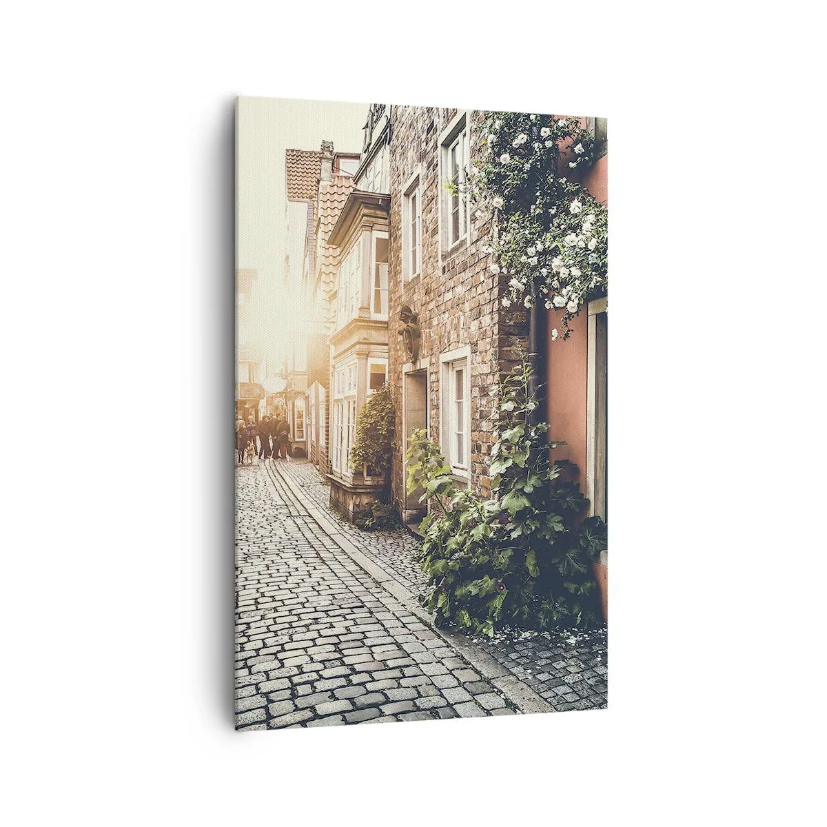 Quadro su tela - Stampe su Tela - Una strada affascinante con pavimentazione in pietra e fiori - 80x120cm - L'angolo delle rose nella luce rosata - Decorazione murale moderna per soggiorno e camera da letto ARTTOR