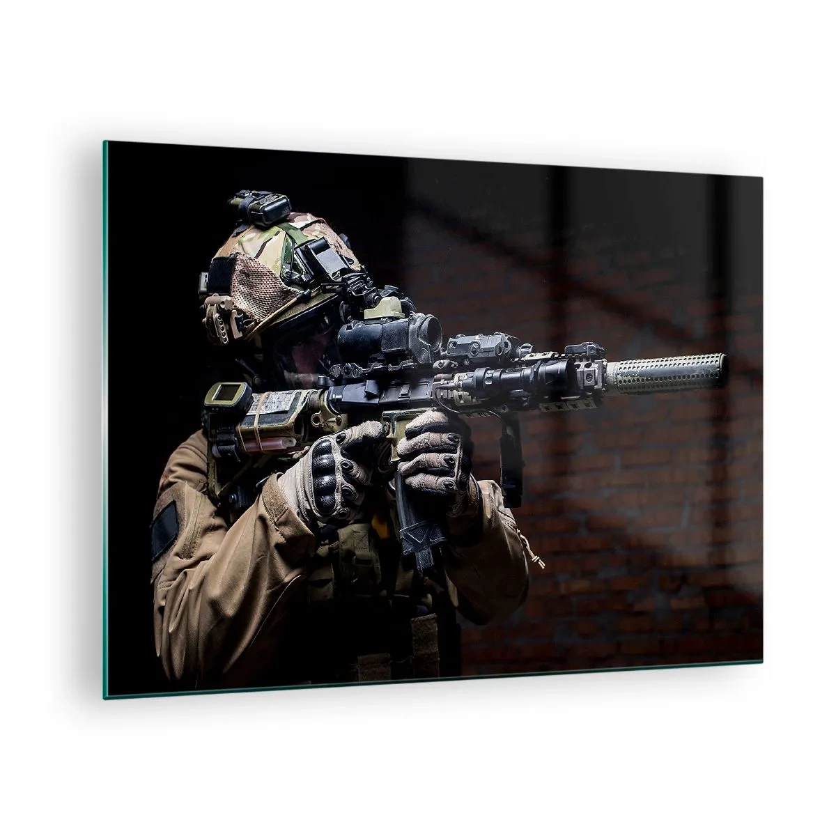 Quadro su vetro - Un soldato in equipaggiamento completo con un fucile contro un muro di mattoni - 70x50cm - Mortalmente efficace - Decorazione murale moderna per soggiorno e camera da letto ARTTOR