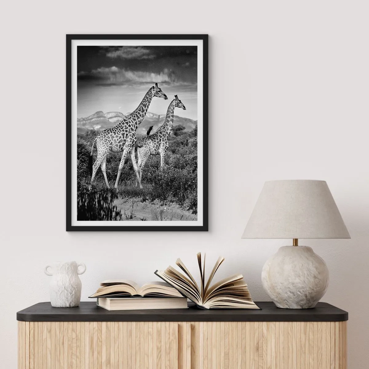 Poster in cornice nera - Ritratto in bianco e nero di giraffe su uno sfondo di paesaggio africano - 50x70cm - Alta classe in Africa - Decorazione murale moderna per soggiorno e camera da letto ARTTOR