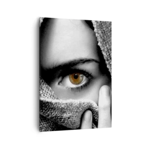 Quadro su tela - Stampe su Tela - Ritratto di una donna con un occhio color ambra ricoperto da un tessuto nei toni del grigio. - 50x70cm - Scopri il segreto - Decorazione murale moderna per soggiorno e camera da letto ARTTOR