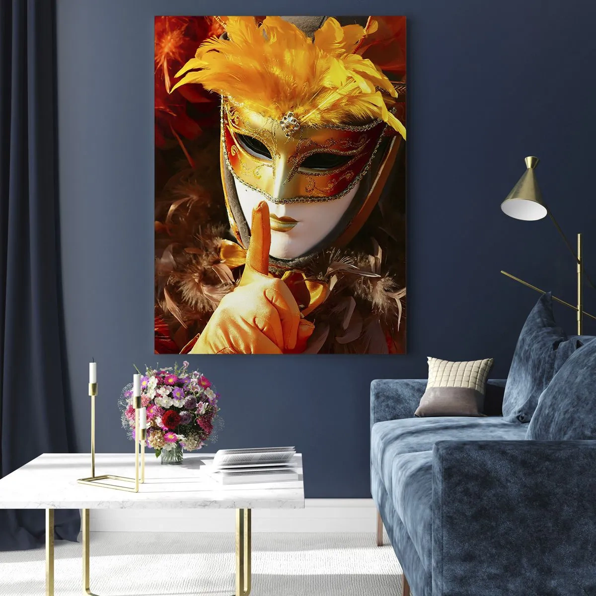 Quadro su vetro - Maschera di Carnevale nei toni dell'oro e dell'arancione - 70x100cm - Il mistero è parte del gioco - Decorazione murale moderna per soggiorno e camera da letto ARTTOR