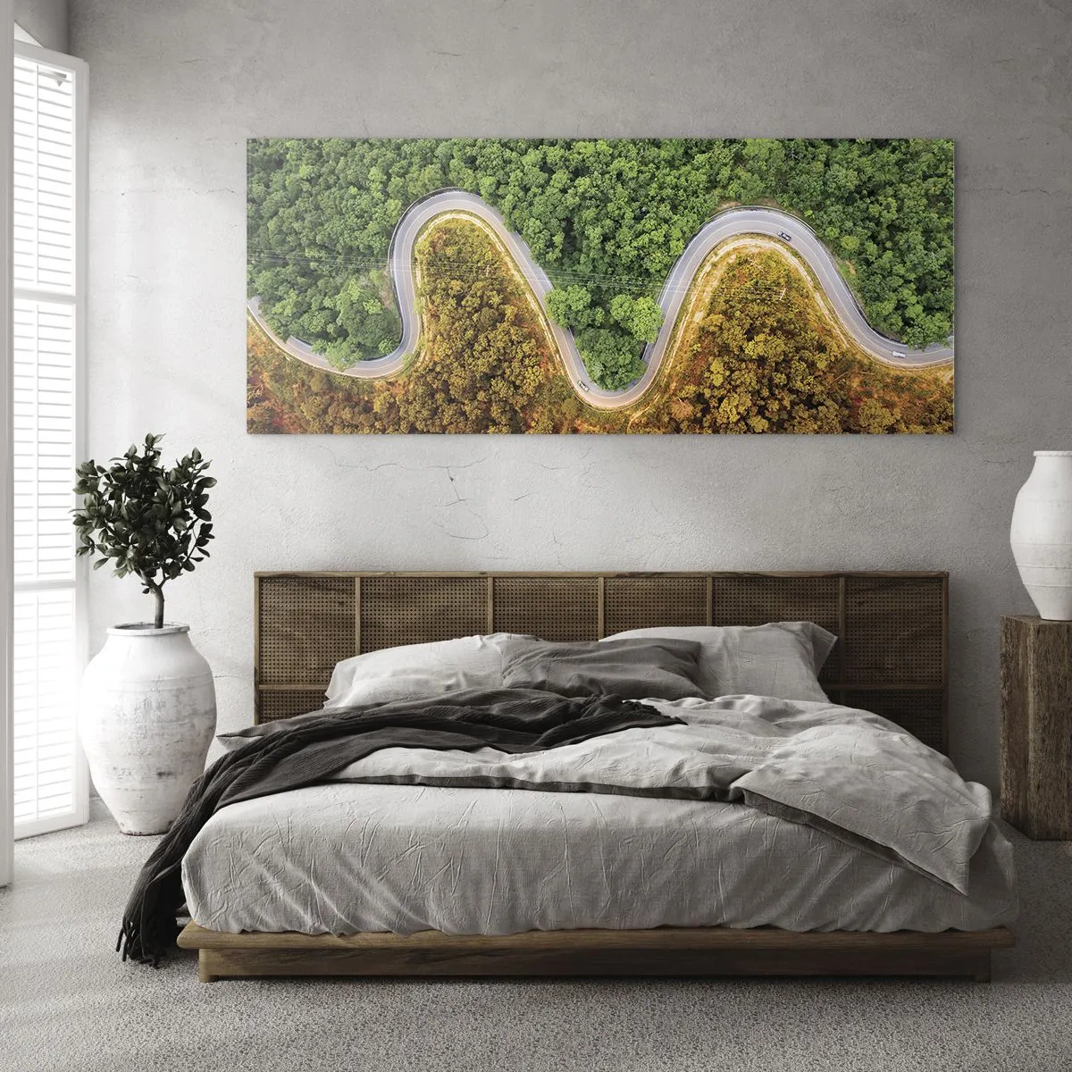 Quadro su vetro - Una strada tortuosa attraverso la foresta vista da una prospettiva a volo d'uccello - 140x50cm - Confine e separazione - Decorazione murale moderna per soggiorno e camera da letto ARTTOR
