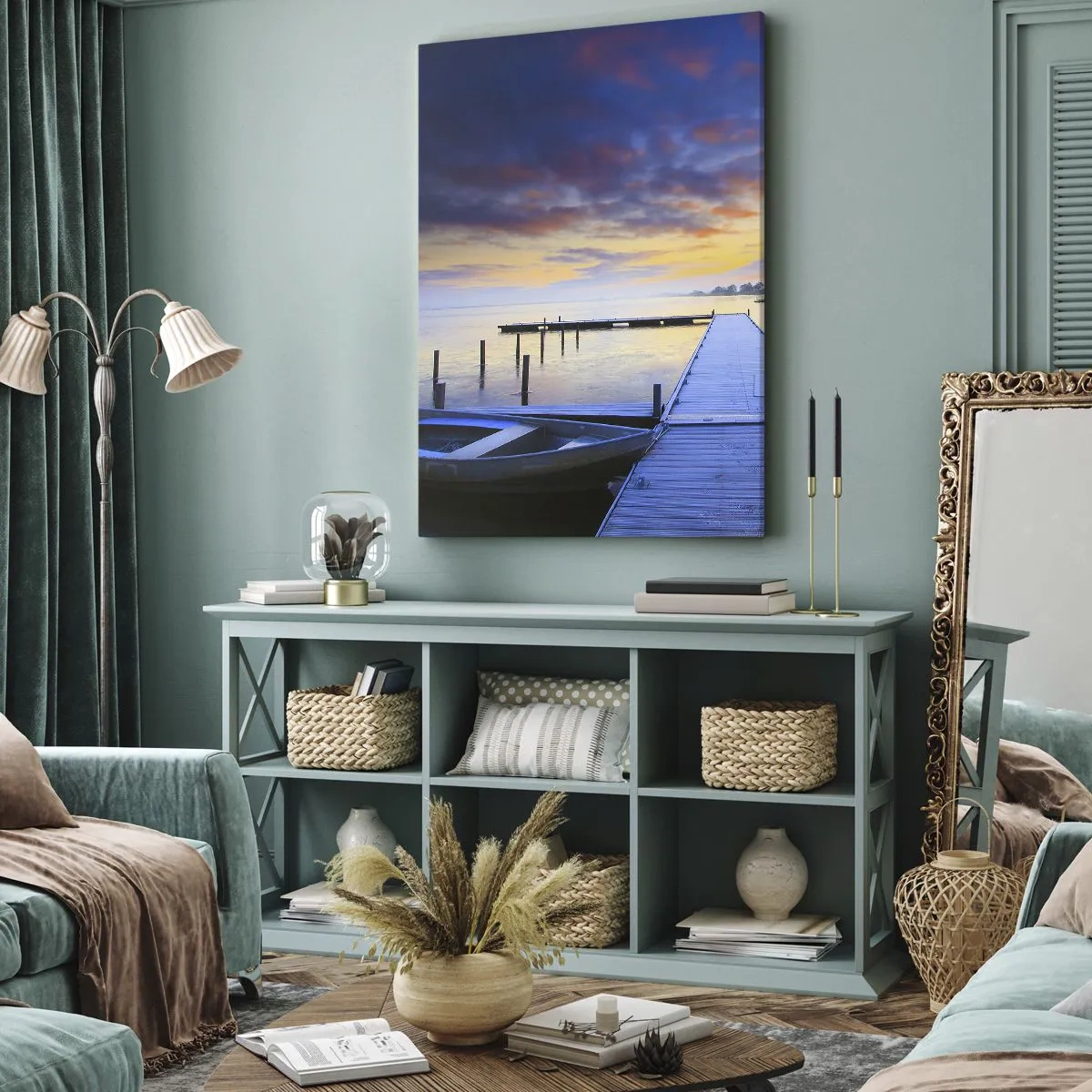 Quadro su tela - Stampe su Tela - Un molo sul lago al tramonto con una barca sulla riva - 50x70cm - Tranquillità violacea e dorata - Decorazione murale moderna per soggiorno e camera da letto ARTTOR