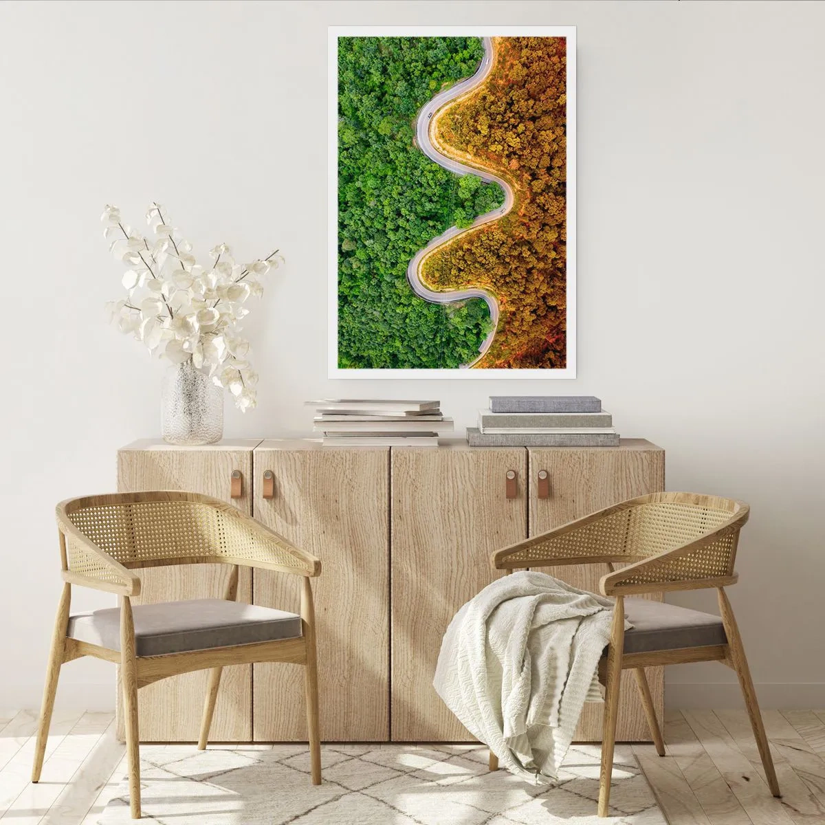 Poster - Una strada che si snoda attraverso una foresta divisa in parti verdi e autunnali - 50x70cm - Confine e separazione - Decorazione murale moderna per soggiorno e camera da letto ARTTOR