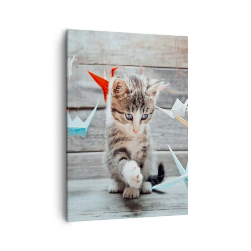 Quadro su tela - Stampe su Tela - Un gattino che gioca con delle gru di carta origami appese. - 50x70cm - Prima lezione - Decorazione murale moderna per soggiorno e camera da letto ARTTOR