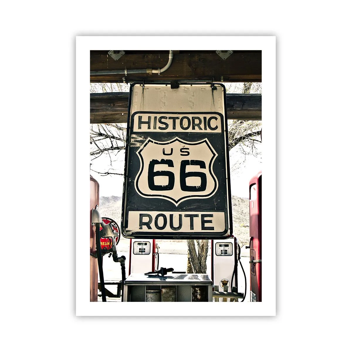 Poster - Cartello della Route 66 davanti a una stazione di servizio - 50x70cm - Viaggio retro americano - Decorazione murale moderna per soggiorno e camera da letto ARTTOR