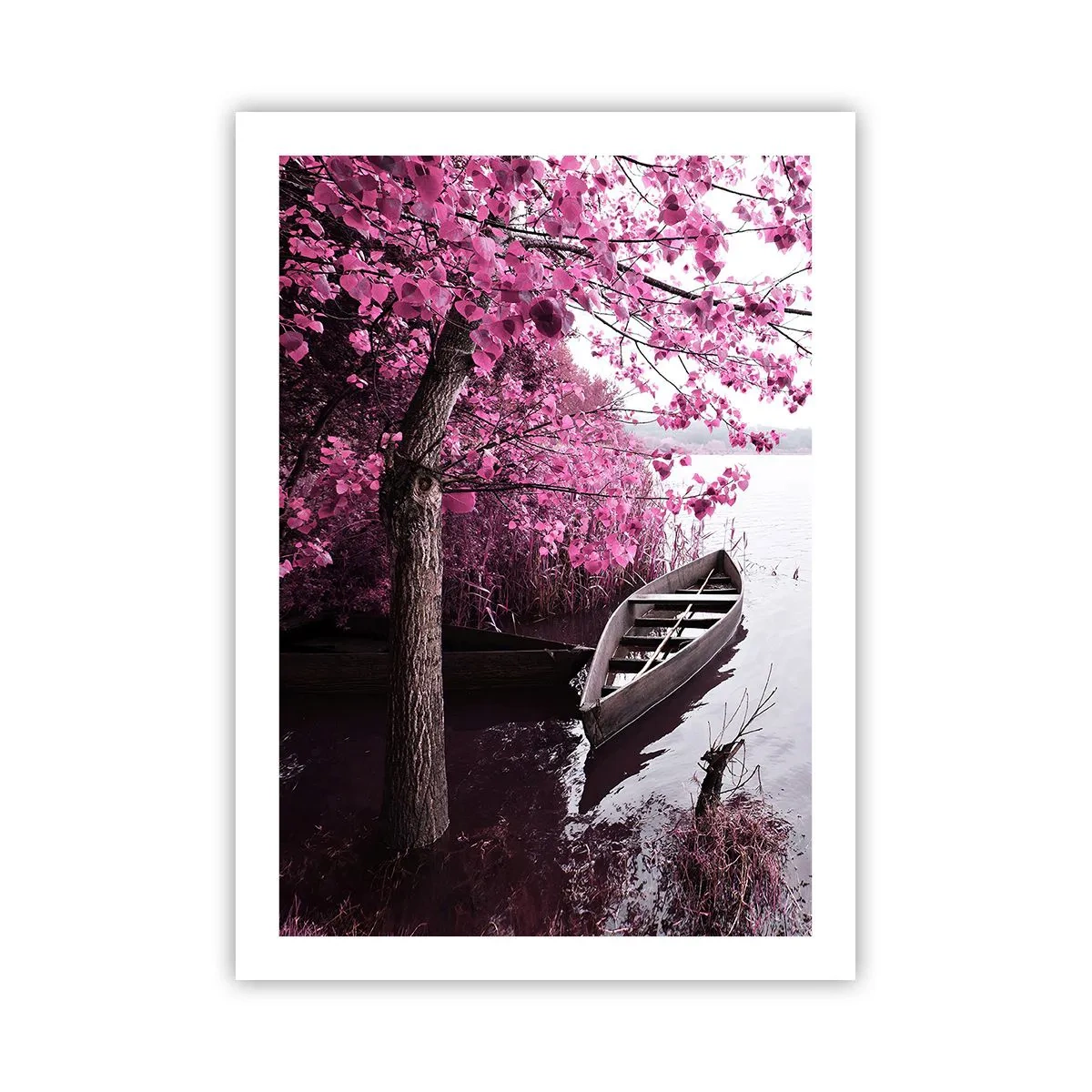 Poster - Una barca sulla riva di un lago sotto un albero con foglie in fiore - 50x70cm - Nel silenzio rosa - Decorazione murale moderna per soggiorno e camera da letto ARTTOR