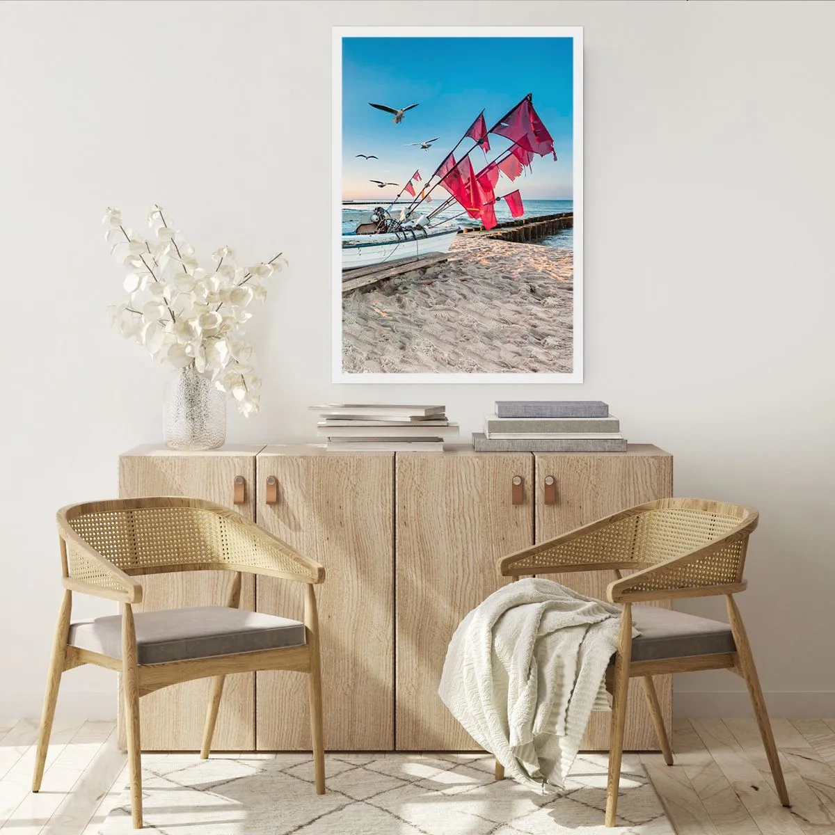 Poster - Barca da pesca con bandiere rosse sulla spiaggia - 50x70cm - Meritato riposo - Decorazione murale moderna per soggiorno e camera da letto ARTTOR