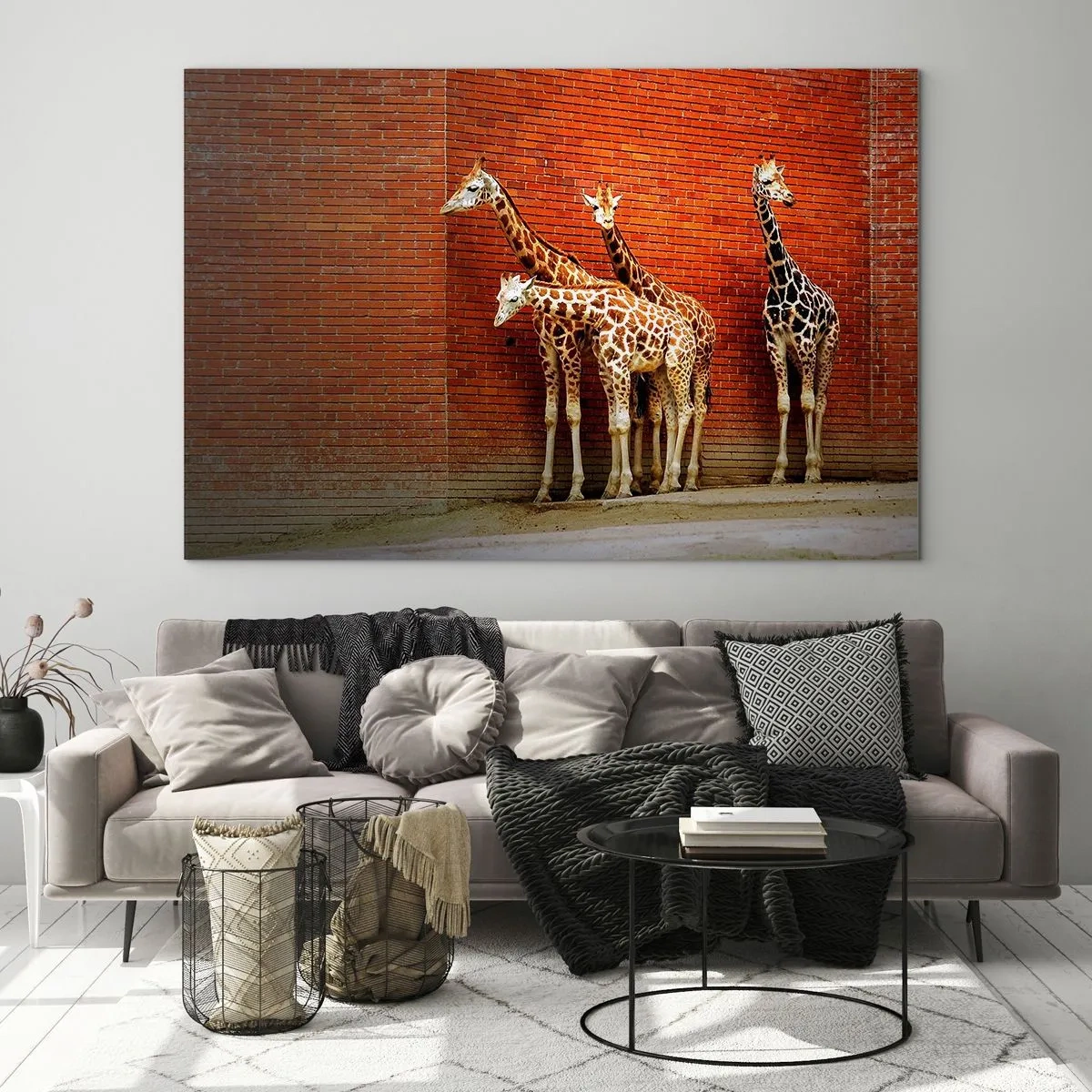 Quadro su vetro - Giraffe contro un muro di mattoni - 100x70cm - Vedete qualche acacia? - Decorazione murale moderna per soggiorno e camera da letto ARTTOR