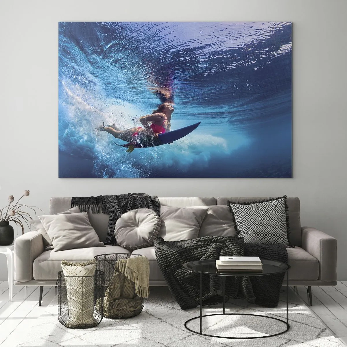 Quadro su vetro - Una scena subacquea con un surfista in azione dinamica - 100x70cm - La profondità della gioia - Decorazione murale moderna per soggiorno e camera da letto ARTTOR