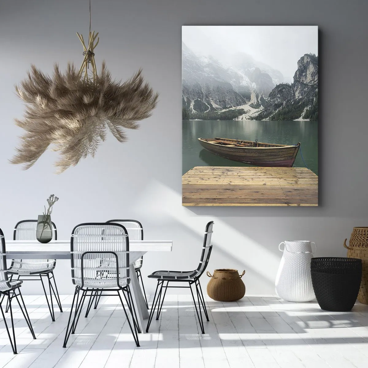 Quadro su tela - Stampe su Tela - Una barca di legno su un molo su un lago circondato da montagne - 80x120cm - E attorno le fiere rocce - Decorazione murale moderna per soggiorno e camera da letto ARTTOR
