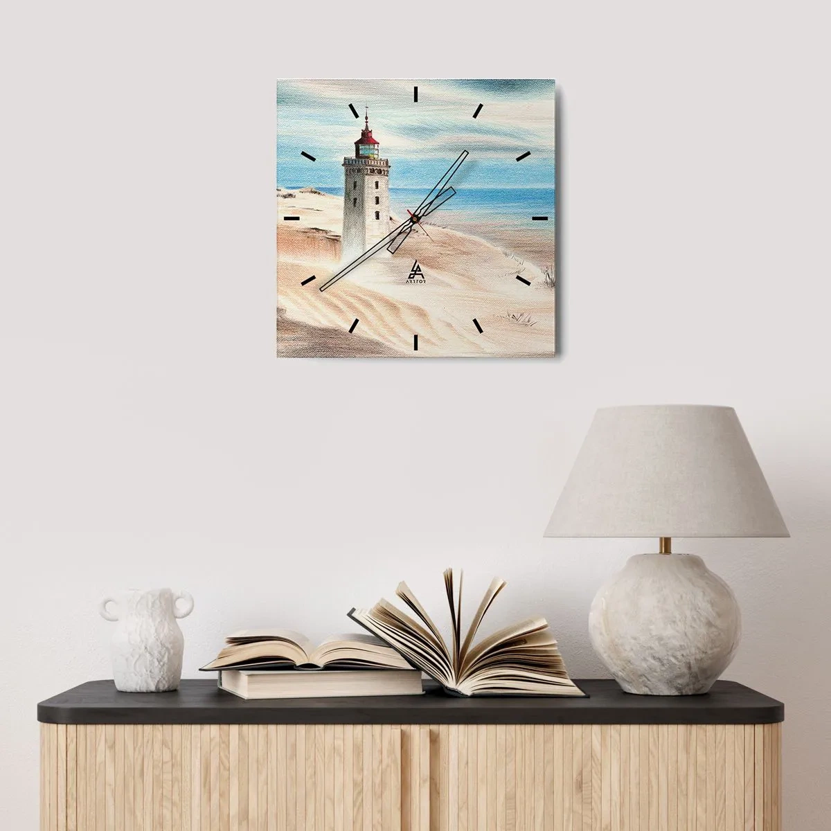 Orologio da parete - Orologio in Vetro - Un faro circondato da dune di sabbia e un cielo azzurro - 30x30cm - Sempre guardando il mare - Decorazione murale moderna per soggiorno e camera da letto ARTTOR
