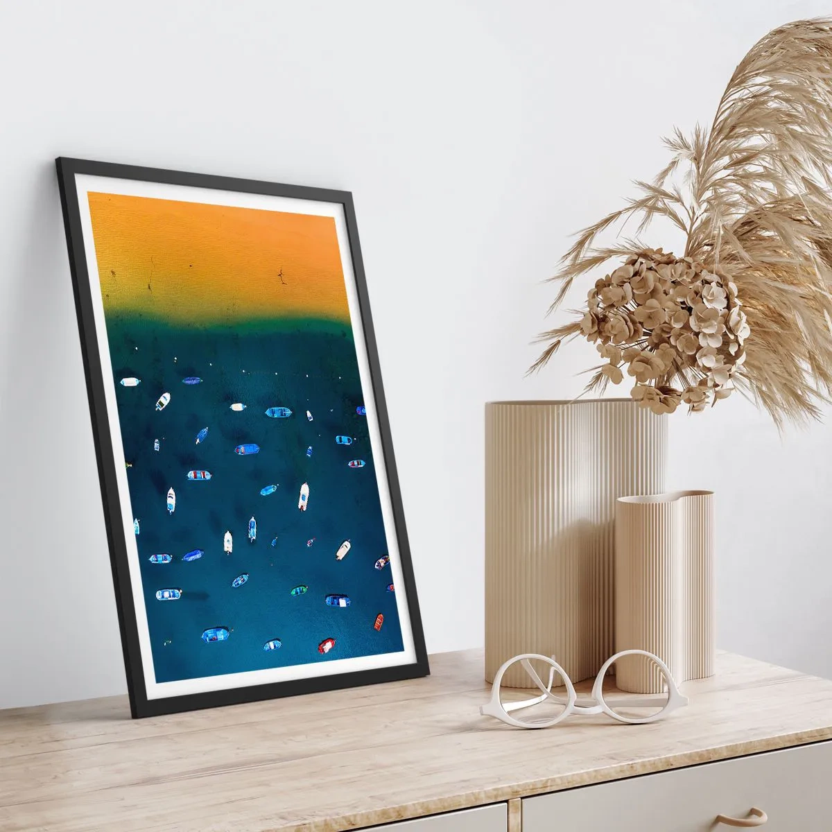 Poster in cornice nera - Vista aerea delle barche alla deriva lungo la spiaggia - 50x70cm - Il gioco delle vacanze - Decorazione murale moderna per soggiorno e camera da letto ARTTOR