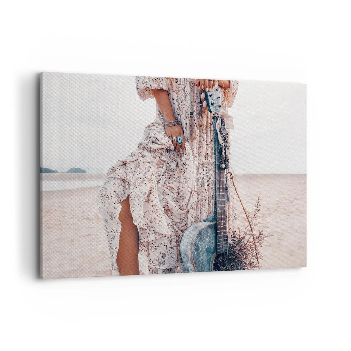 Quadro su tela - Stampe su Tela - Donna in stile boho con chitarra sulla spiaggia - 120x80cm - Figli dei fiori in cammino - Decorazione murale moderna per soggiorno e camera da letto ARTTOR