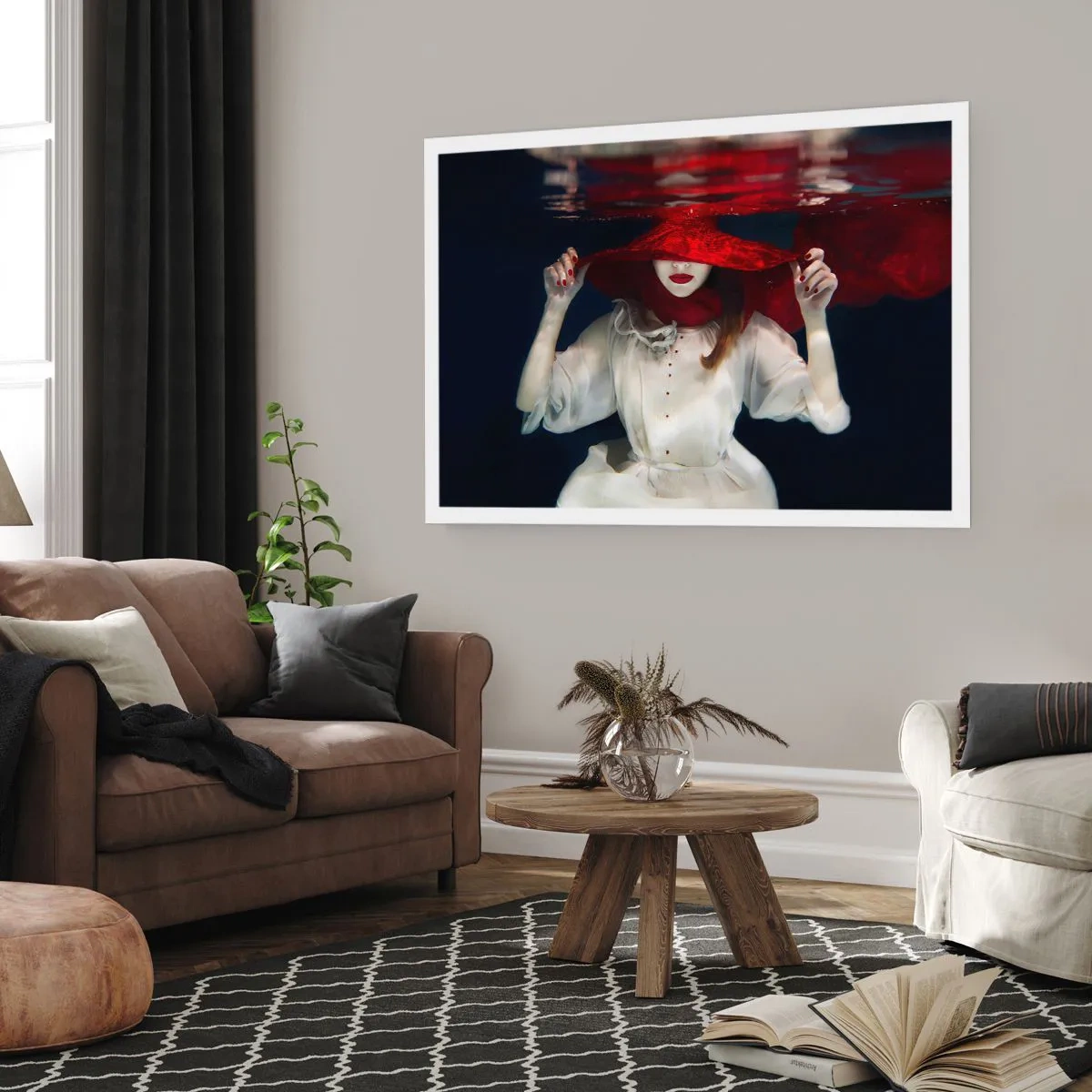 Poster - Una donna con un cappello rosso immersa nell'acqua - 100x70cm - Donnagatto - Decorazione murale moderna per soggiorno e camera da letto ARTTOR