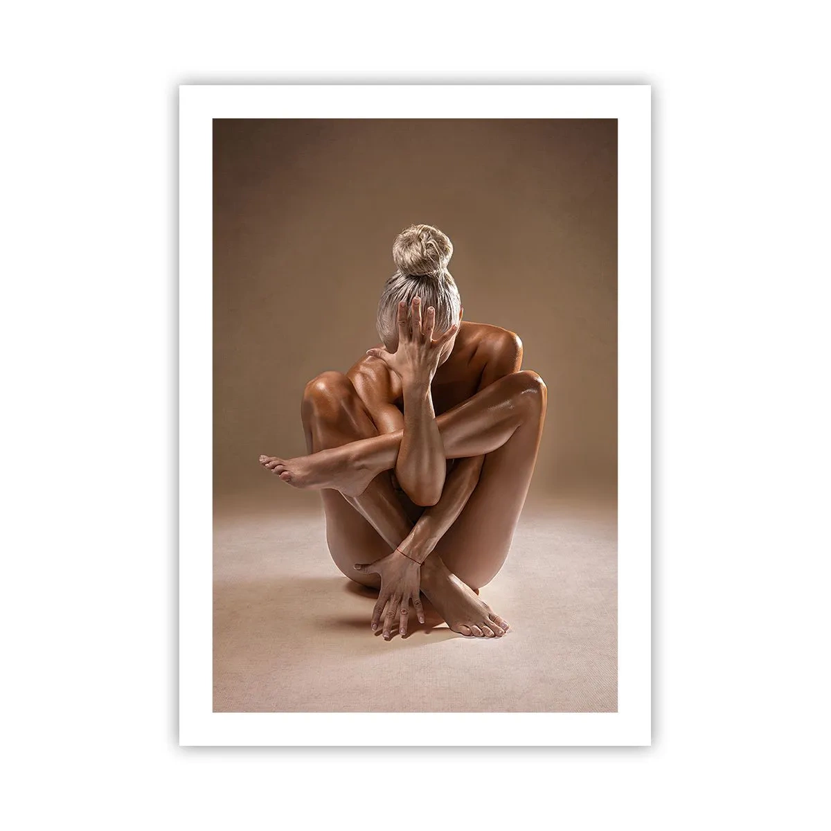 Poster - Ripresa artistica di una donna in posa sensuale su sfondo beige - 50x70cm - Unità di corpo e anima - Decorazione murale moderna per soggiorno e camera da letto ARTTOR