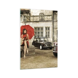 Quadro su vetro - Donna con un ombrello rosso vicino alle auto d'epoca - 70x100cm - Piccolo viaggio sentimentale - Decorazione murale moderna per soggiorno e camera da letto ARTTOR