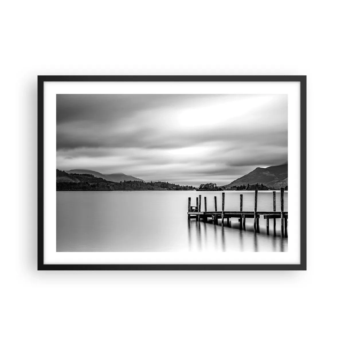 Poster in cornice nera - Paesaggio in bianco e nero con un molo su un lago - 70x50cm - Mitezza e forza - Decorazione murale moderna per soggiorno e camera da letto ARTTOR