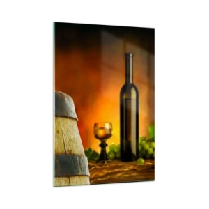 Quadro su vetro - Uva su una botte di vino con uno schema di colori caldi sullo sfondo - 80x120cm - Natura morta con bottiglia di vino e acini d'uva - Decorazione murale moderna per soggiorno e camera da letto ARTTOR