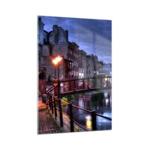 Quadro su vetro - Un'affascinante strada lungo il canale con un ponte e illuminazione serale - 50x70cm - Questa Bydgoszcz non la conosci - Decorazione murale moderna per soggiorno e camera da letto ARTTOR
