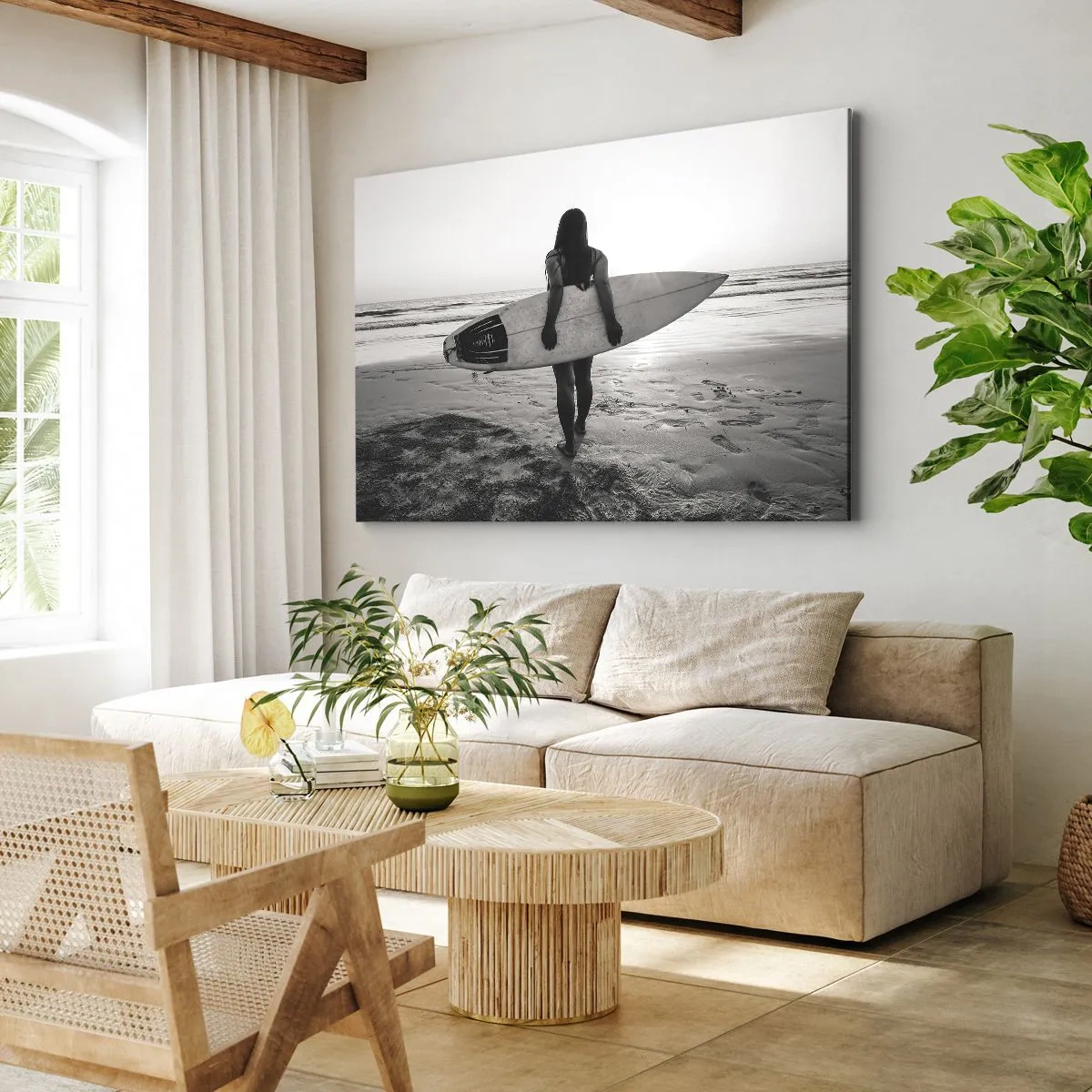 Quadro su tela - Stampe su Tela - Donna con tavola da surf sulla spiaggia in bianco e nero - 120x80cm - La figlia dell'onda marina - Decorazione murale moderna per soggiorno e camera da letto ARTTOR
