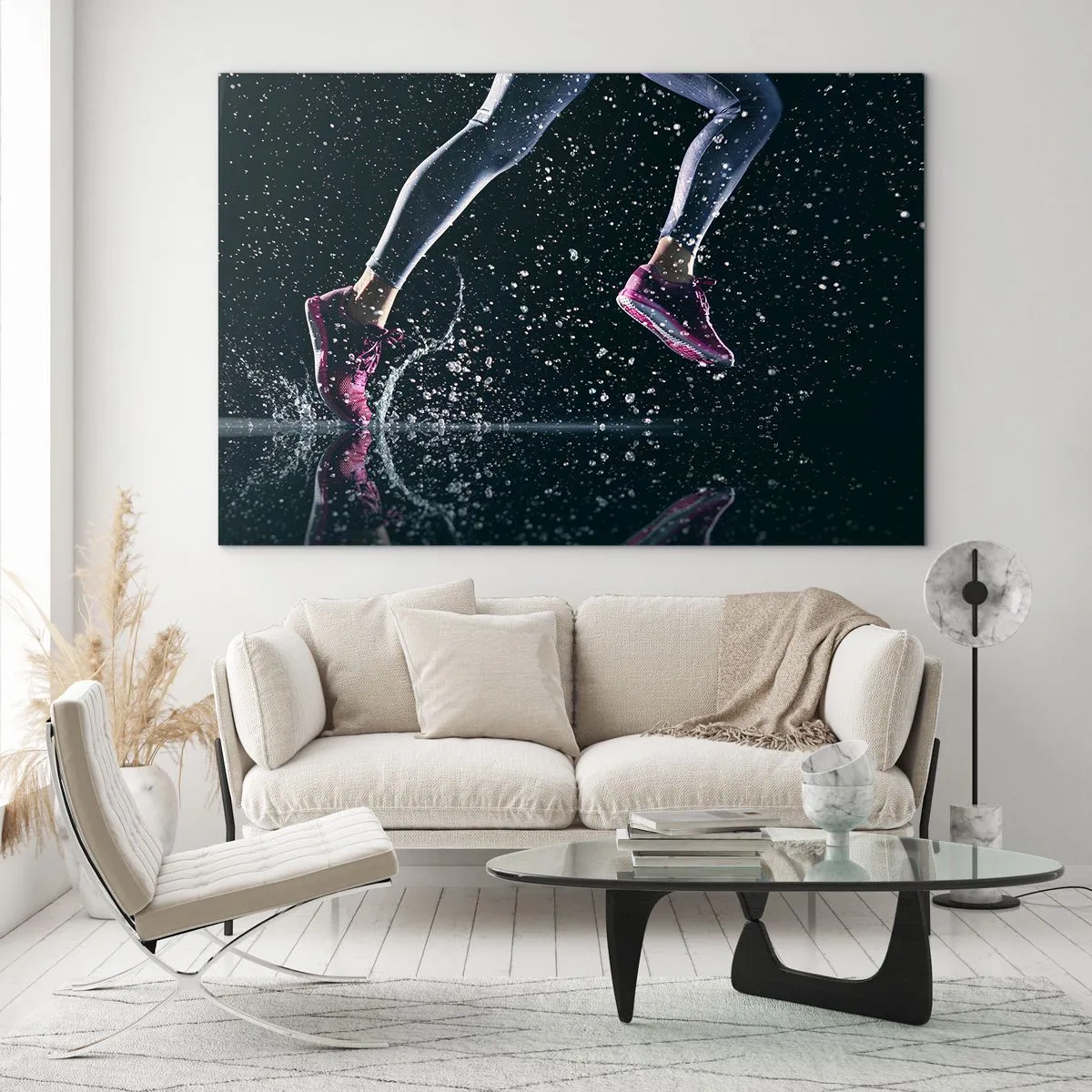 Quadro su vetro - Correre nell'acqua con scarpe sportive su uno sfondo scuro - 120x80cm - Quanta forza nelle gambe - Decorazione murale moderna per soggiorno e camera da letto ARTTOR