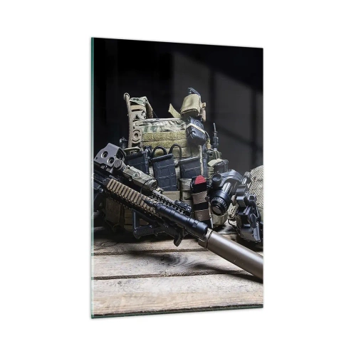 Quadro su vetro - Attrezzatura tattica con un fucile su un tavolo di legno - 80x120cm - Riposo! - Decorazione murale moderna per soggiorno e camera da letto ARTTOR
