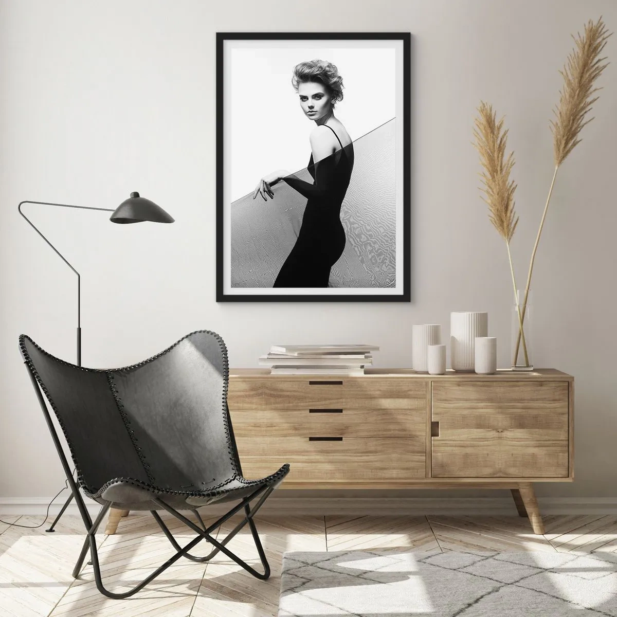Poster in cornice nera - Una donna in abito nero sullo sfondo di un paesaggio desertico - 50x70cm - Sguardo magnetico - Decorazione murale moderna per soggiorno e camera da letto ARTTOR