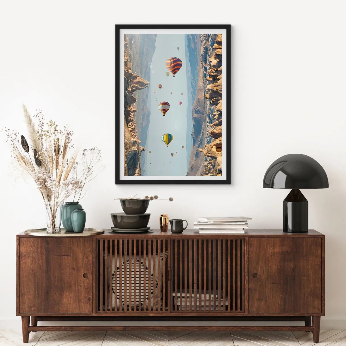 Poster in cornice nera - Mongolfiere che fluttuano su terreni rocciosi - 50x70cm - Qui tutto è possibile - Decorazione murale moderna per soggiorno e camera da letto ARTTOR