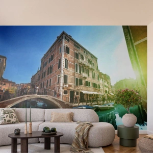 Fotomurali Premium Sand - Canale d'acqua con un ponte e case popolari storiche al sole - 100x70cm - Venezia, Amore Mio - Decorazione murale moderna per soggiorno e camera da letto ARTTOR