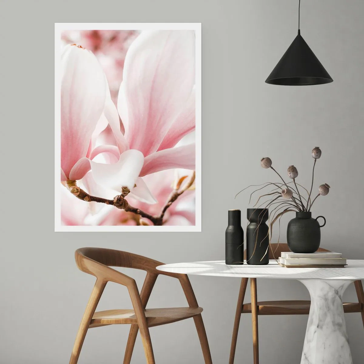 Poster - Delicati petali di magnolia rosa su uno sfondo sfocato - 50x70cm - Tenerezza senza fine - Decorazione murale moderna per soggiorno e camera da letto ARTTOR