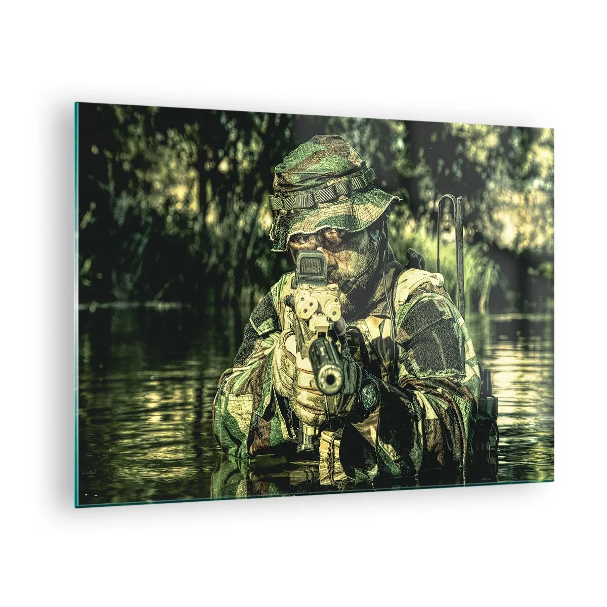 Quadro su vetro - Un soldato in mimetica completa mira attraverso una visiera in un ambiente acquatico. - 70x50cm - Il migliore di tutti - Decorazione murale moderna per soggiorno e camera da letto ARTTOR