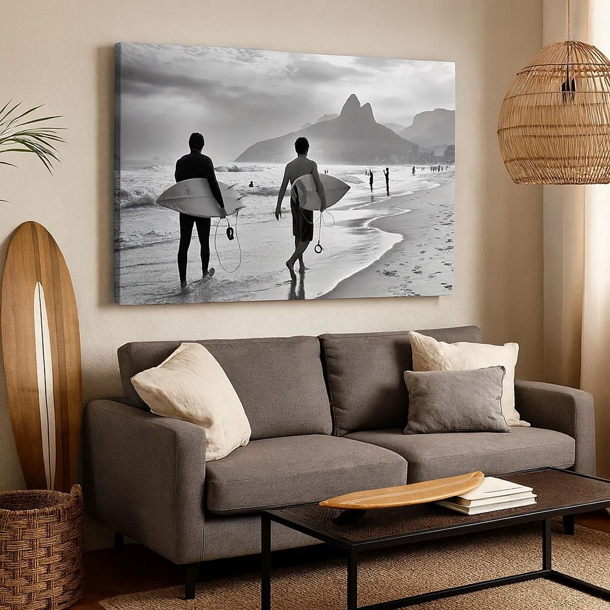 Quadro su tela - Stampe su Tela - Due surfisti camminano sulla spiaggia con le loro tavole bianche e nere. - 70x50cm - Samba su un'unica onda - Decorazione murale moderna per soggiorno e camera da letto ARTTOR