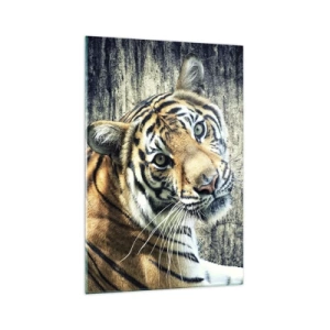 Quadro su vetro - Una tigre sdraiata contro un muro dalla consistenza ruvida - 70x100cm - Ritratto nei flussi di luce - Decorazione murale moderna per soggiorno e camera da letto ARTTOR