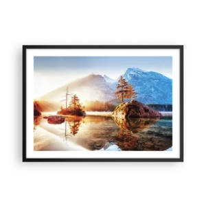 Poster in cornice nera - Un lago con isole e montagne sullo sfondo all'alba - 70x50cm - La natura in una nuova luce - Decorazione murale moderna per soggiorno e camera da letto ARTTOR