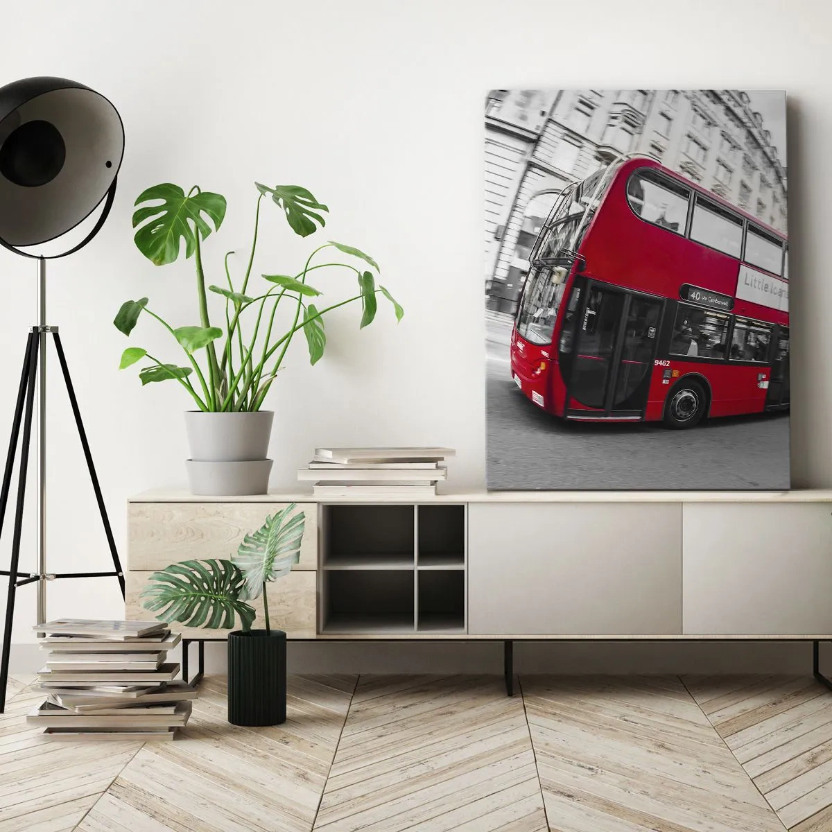 Quadro su tela - Stampe su Tela - Un autobus rosso di Londra contro una strada bianca e nera - 50x70cm - Londra tradizionalmente: by bus - Decorazione murale moderna per soggiorno e camera da letto ARTTOR