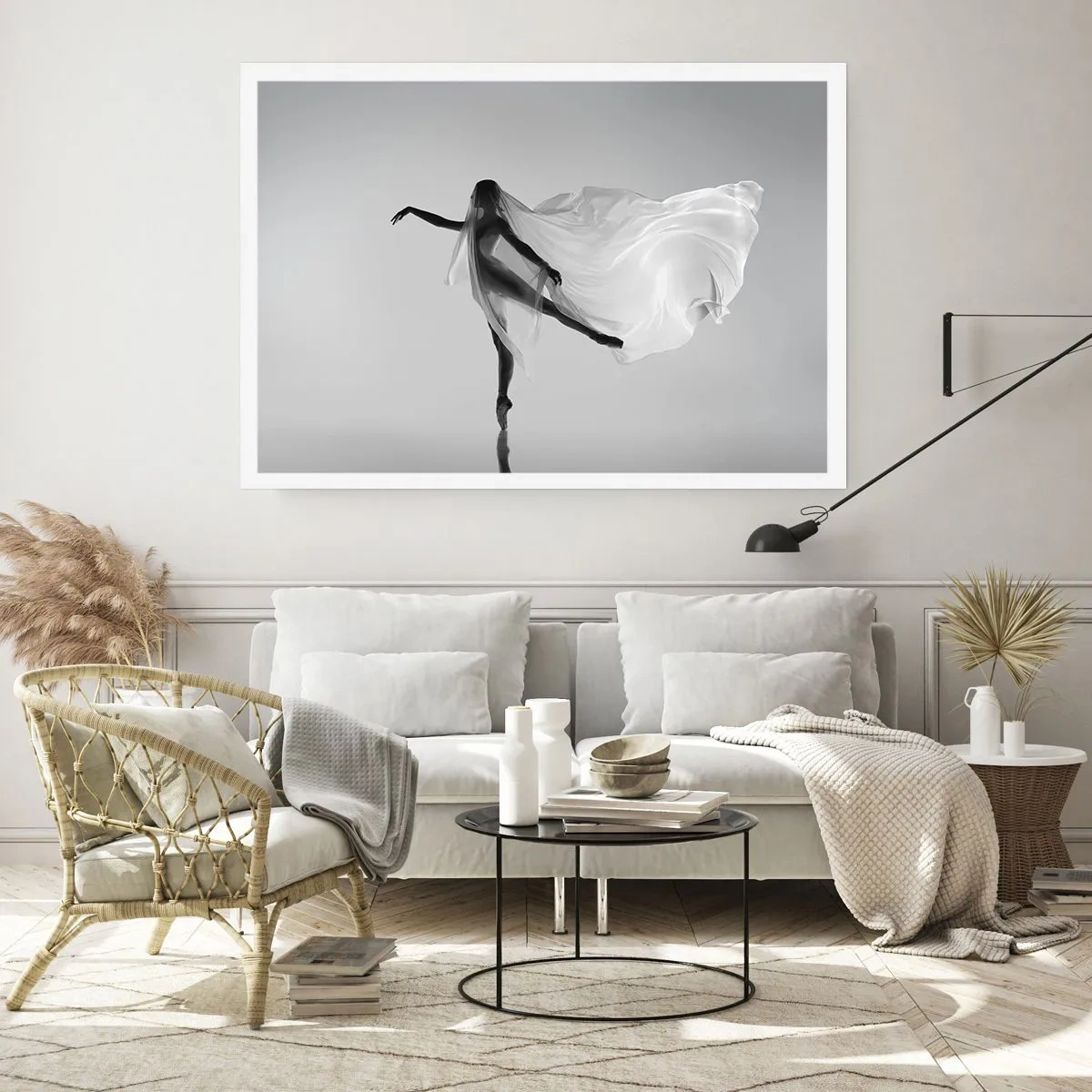 Poster - Una ballerina in una posa eterea con tessuto fluido - 100x70cm - Leggerezza ed eleganza - Decorazione murale moderna per soggiorno e camera da letto ARTTOR