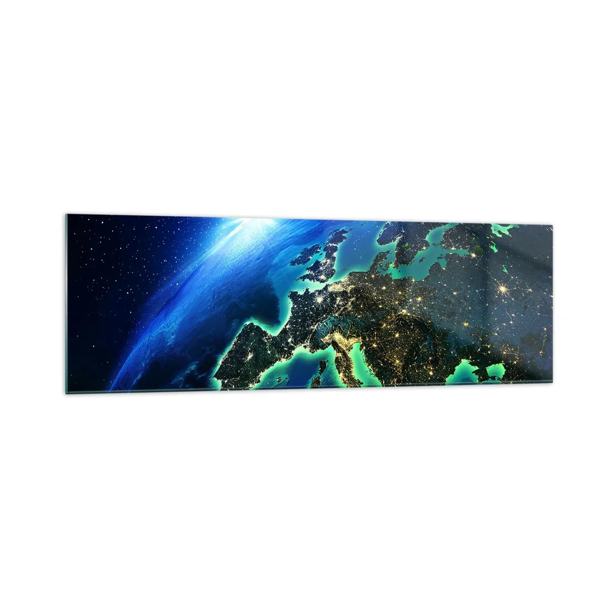 Quadro su vetro - Una vista di Europa dallo spazio, alla luce del sole nascente. - 160x50cm - L'Europa scintillante - Decorazione murale moderna per soggiorno e camera da letto ARTTOR