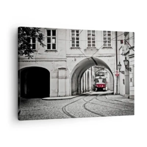 Quadro su tela - Stampe su Tela - Un tram bianco e nero in una strada storica della città - 70x50cm - Attraverso il labirinto cittadino - Decorazione murale moderna per soggiorno e camera da letto ARTTOR