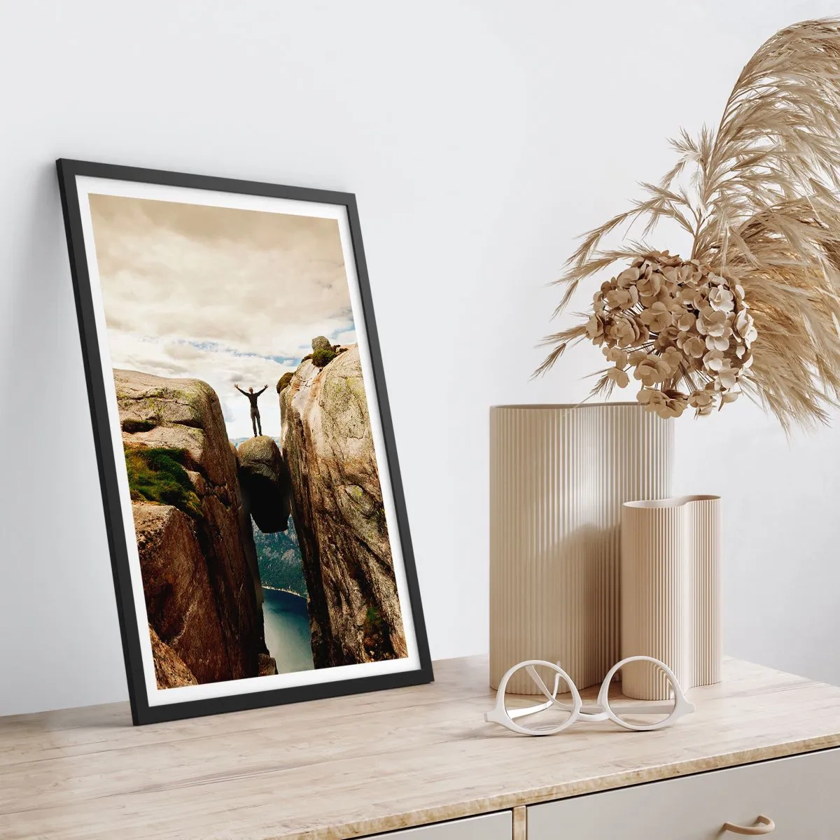 Poster in cornice nera - Un uomo in piedi su una roccia sospesa tra le scogliere - 50x70cm - Come ti senti? - Decorazione murale moderna per soggiorno e camera da letto ARTTOR